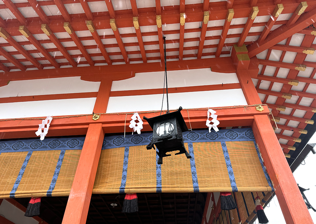 伏見稲荷神社　外拝殿の軒下の写真