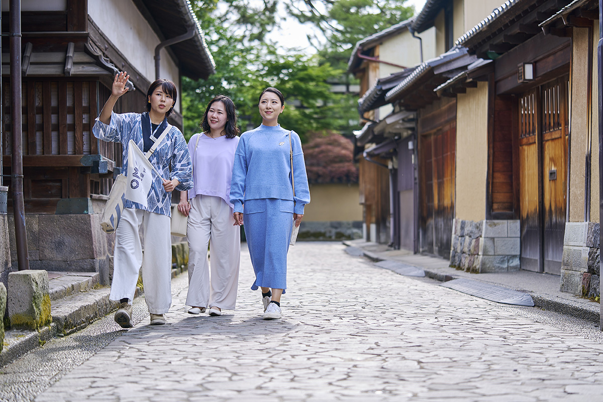 金沢片町のツアーイメージ　長町を歩く3人の写真