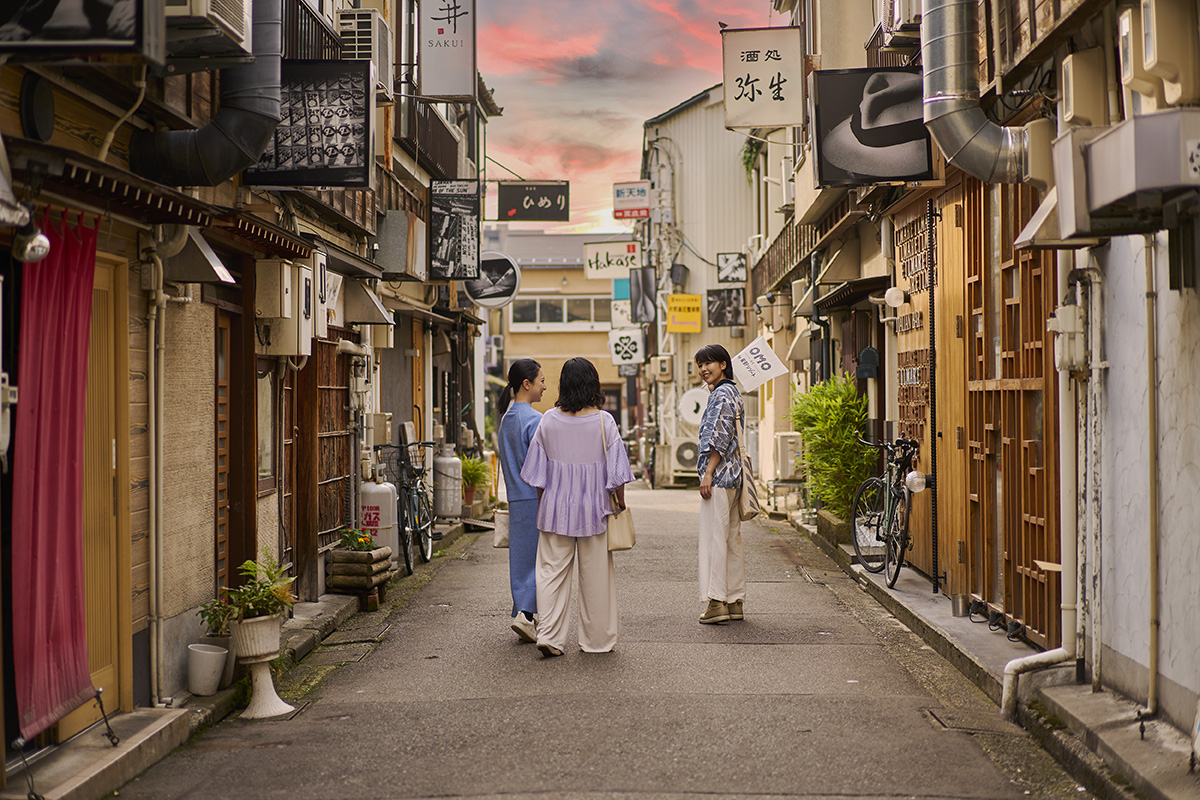 金沢片町ツアーのイメージ　新天地を歩く3人の後ろ姿