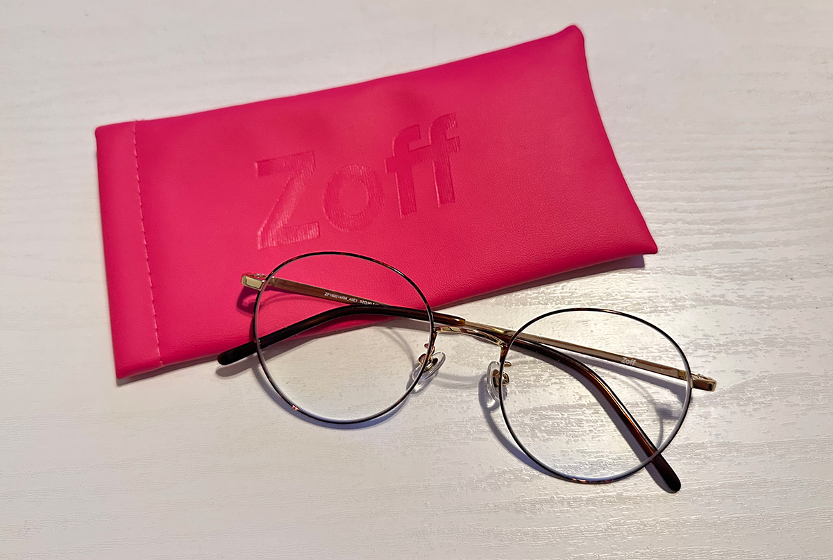 Zoffのメガネケースとメガネ