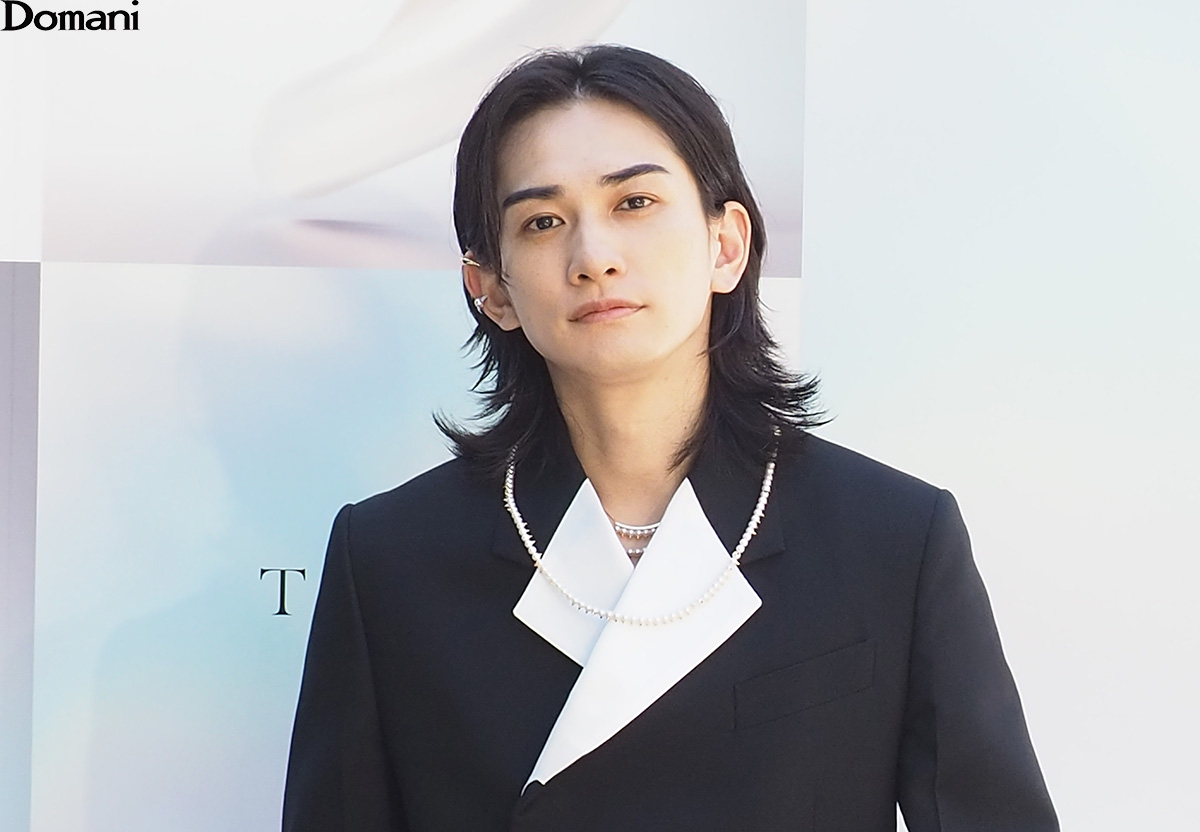 黒のジャケットの町田啓太さん