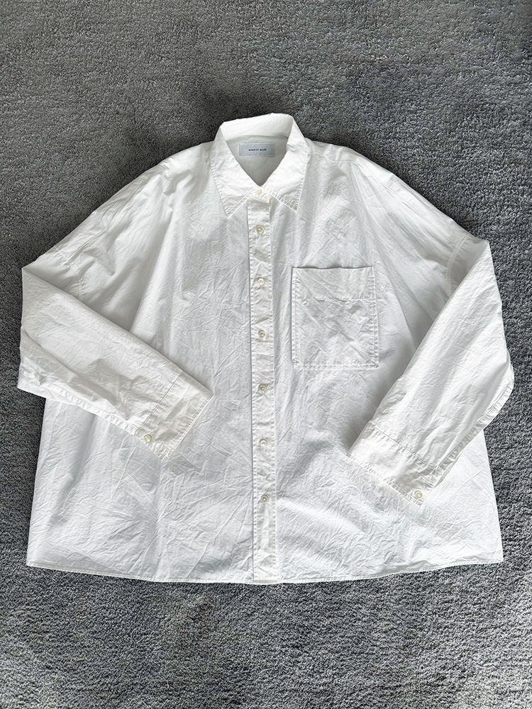 オーバーサイズの白シャツ