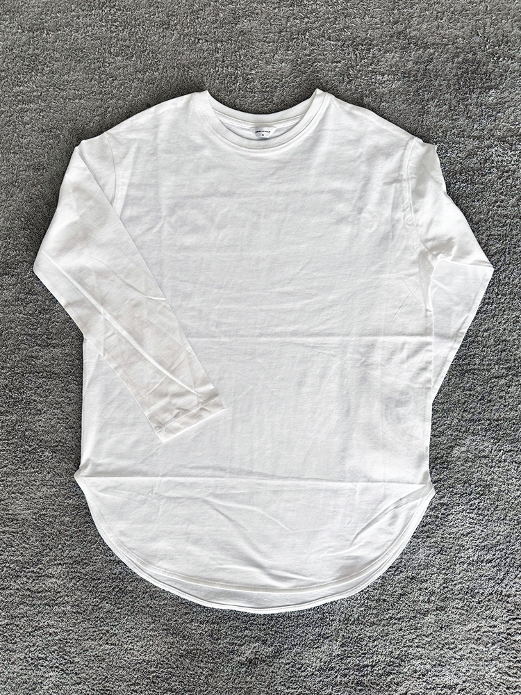 白の長袖Tシャツ