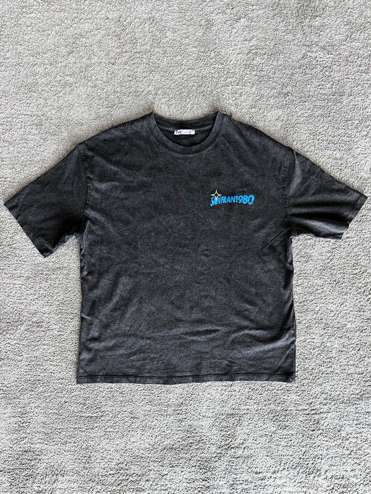 黒のロゴTシャツ