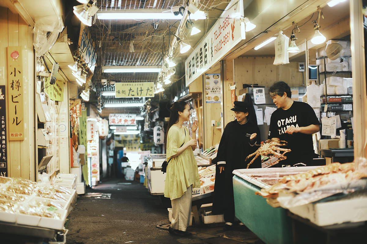 堺町通り　三角市場で会話している人々の写真