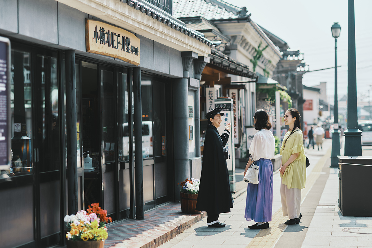 堺町通りを歩いている人々の写真
