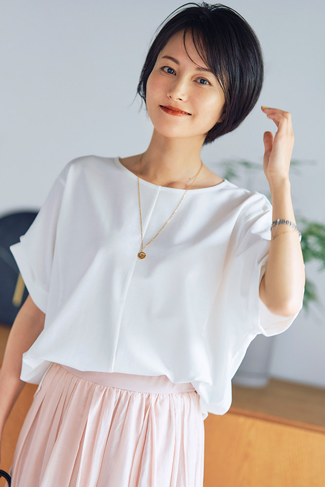 鈴木まきさんの白ドルマンTシャツとピンクのボリュームスカートのコーデ