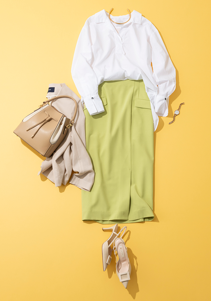 白シャツとライムグリーンのスカートのコーデ
