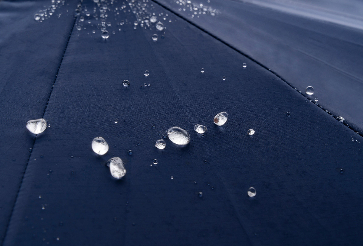 水はけしている折りたたみ傘の寄り写真