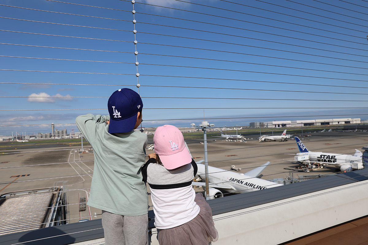 飛行機を眺める筆者の息子さんと娘さん