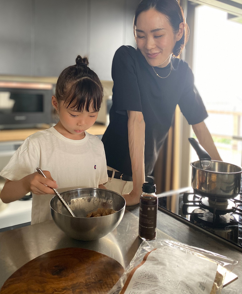 小林有里さんとお子さん　料理を作っている写真