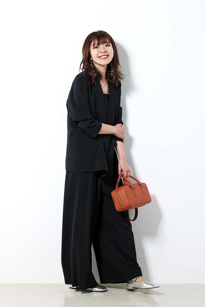 ドマーニラボメンバー 杉山迪子さん　黒のジャケット×サロペットコーデ