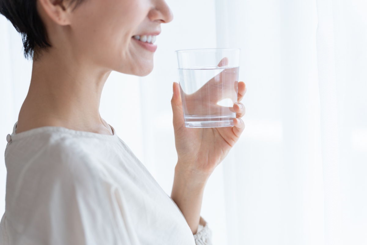 水を飲む女性