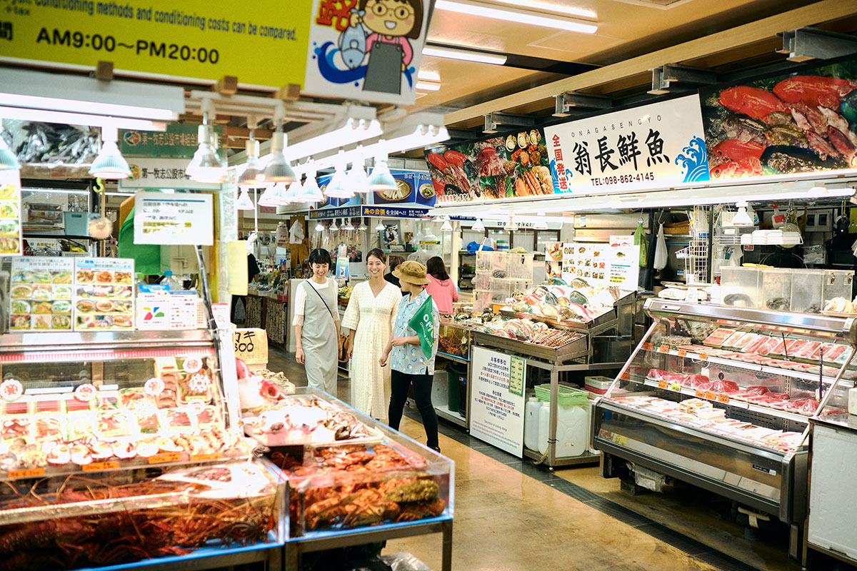 市場を歩いている人の写真