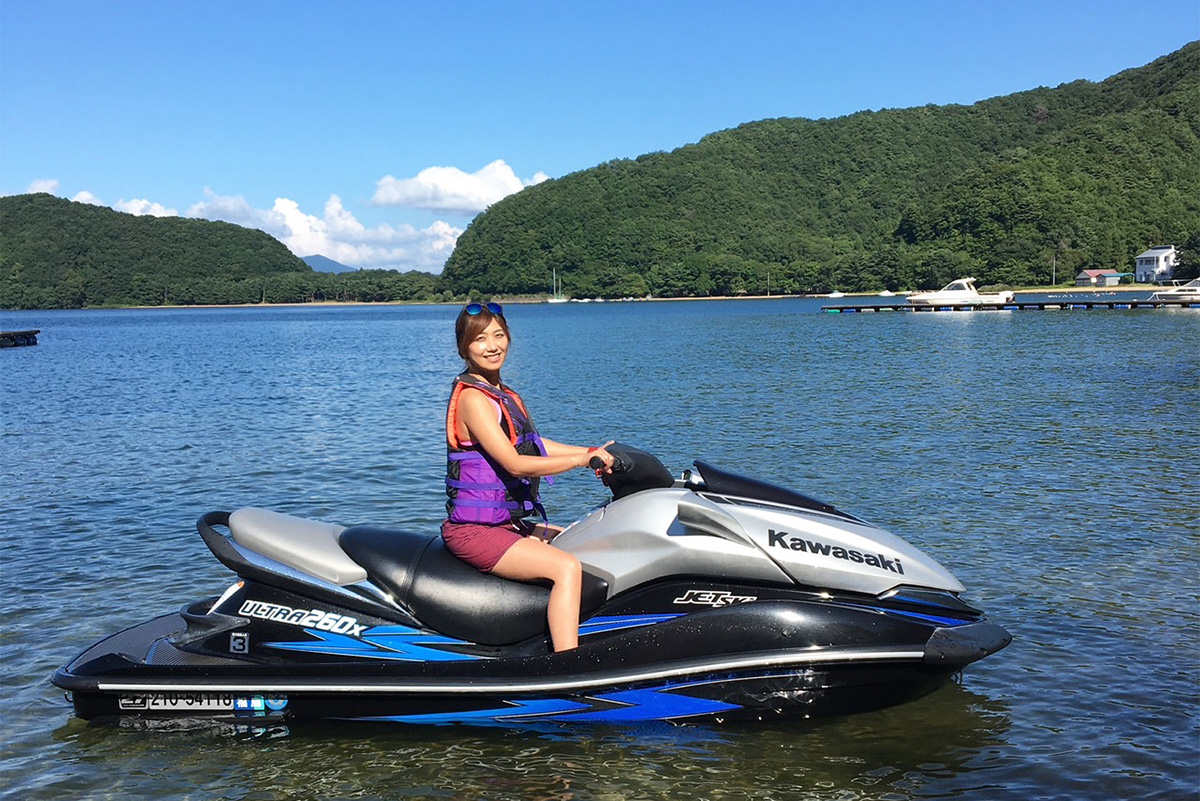 水上バイクを操縦する小野美希さん