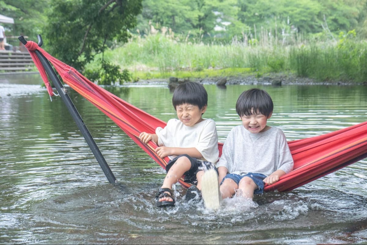 【ときがわリバーパーク】川遊びをする子どもたち