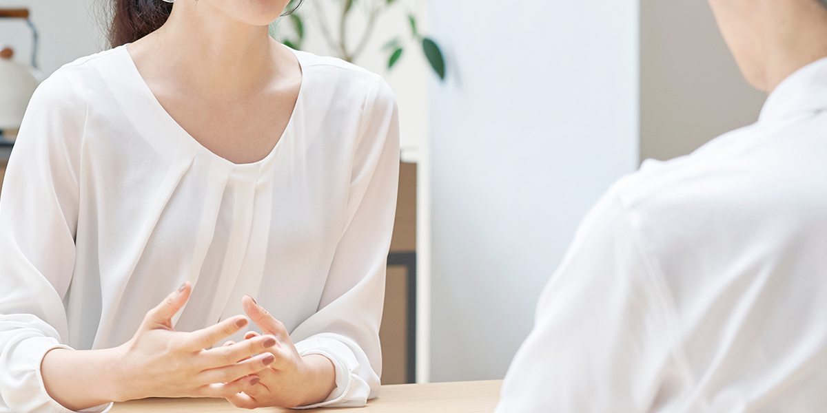 会話中の男性と女性