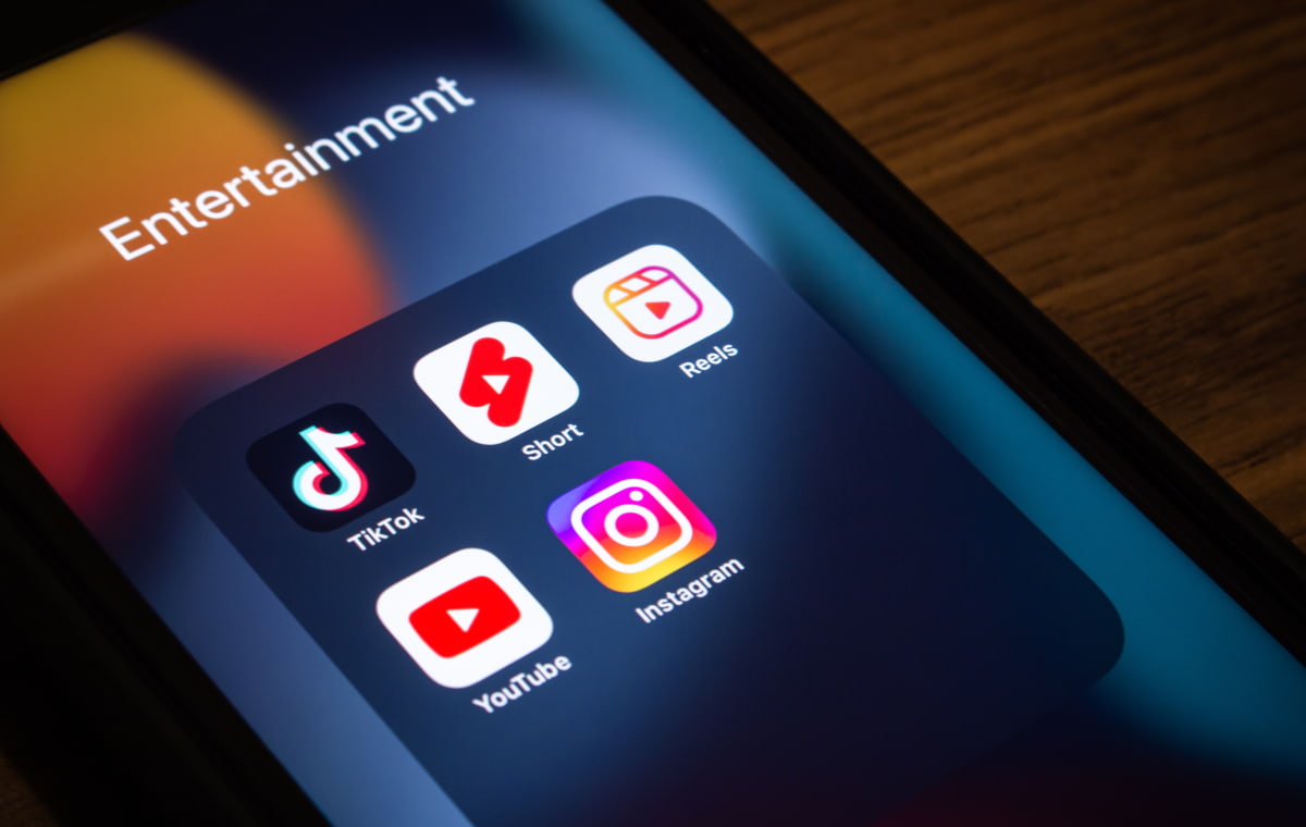 スマホのエンターテインメントフォルダの画像。Youtubeやインスタやティックトックのアイコンが並んでいる