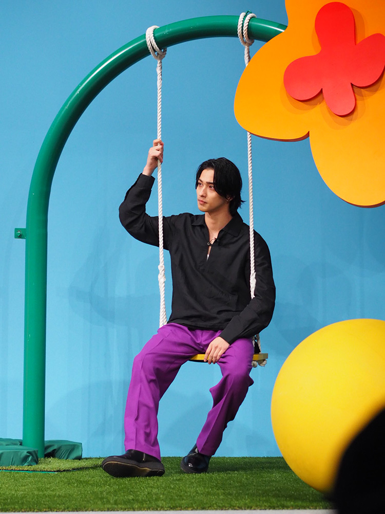 ブランコに乗る横浜流星さん