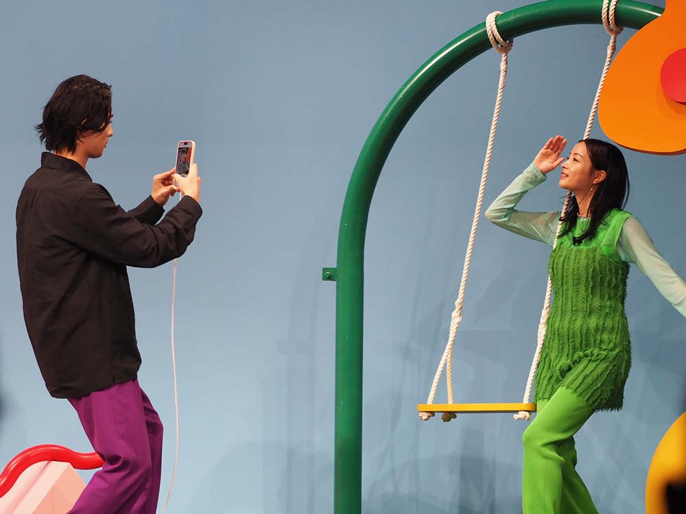 スマホで撮影している横浜さん、ポーズをとる広瀬さん