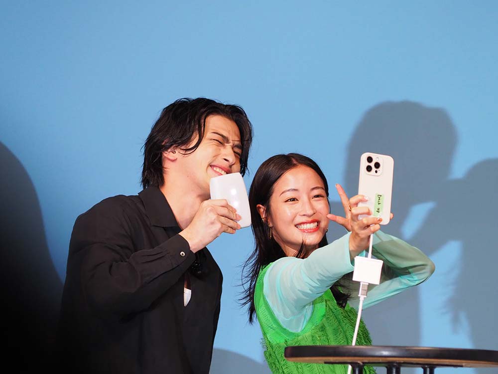 インカメラで撮影している横浜流星さん、広瀬すずさん