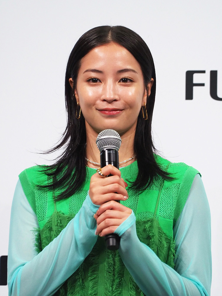 マイクを持っている広瀬すずさん