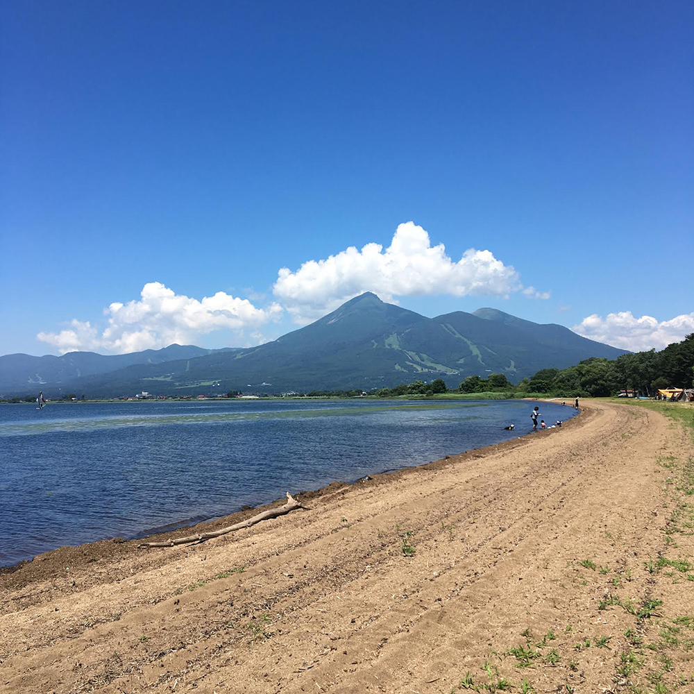 猪苗代湖の浜辺