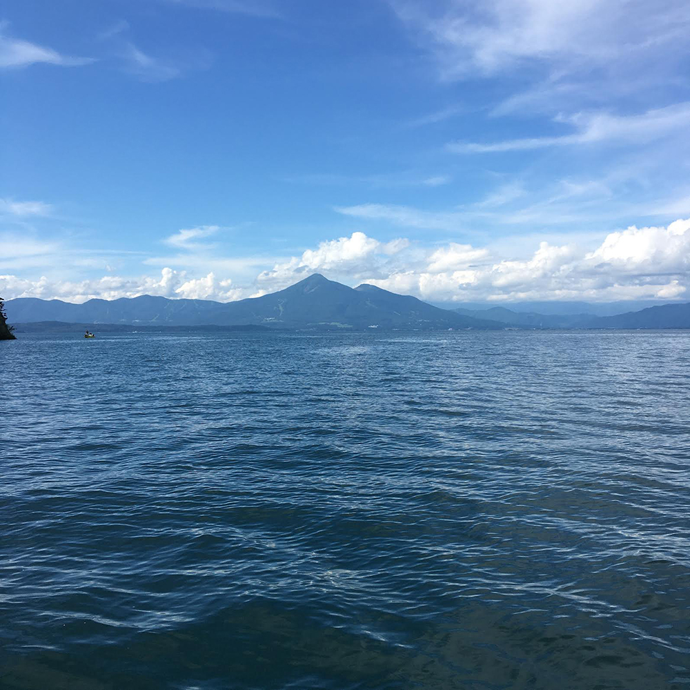 猪苗代湖の山々と水面の美しい景色