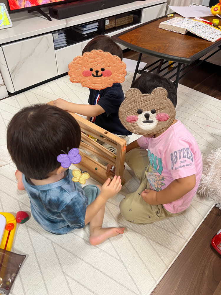 遊ぶ2歳児3人の写真