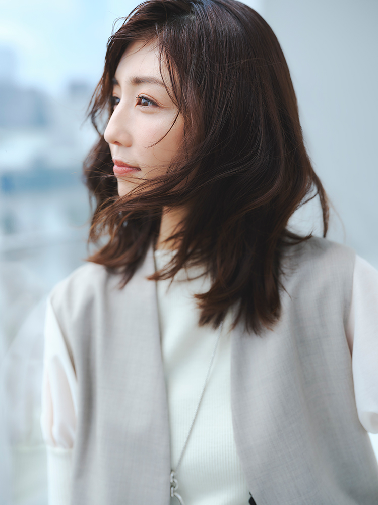 横を向く小倉優子さん