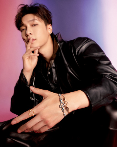 ▲QeelinグローバルアンバサダーのLay Zhang （左）Wulu 18 Buckle（18Kローズゴールド）￥429,000、Wulu Bangle（18Kローズゴールド）￥591,800 （右）Wulu 18 Buckle（18Kホワイトゴールド）￥429,000、Wulu Bangle（18Kホワイトゴールド）￥591,800