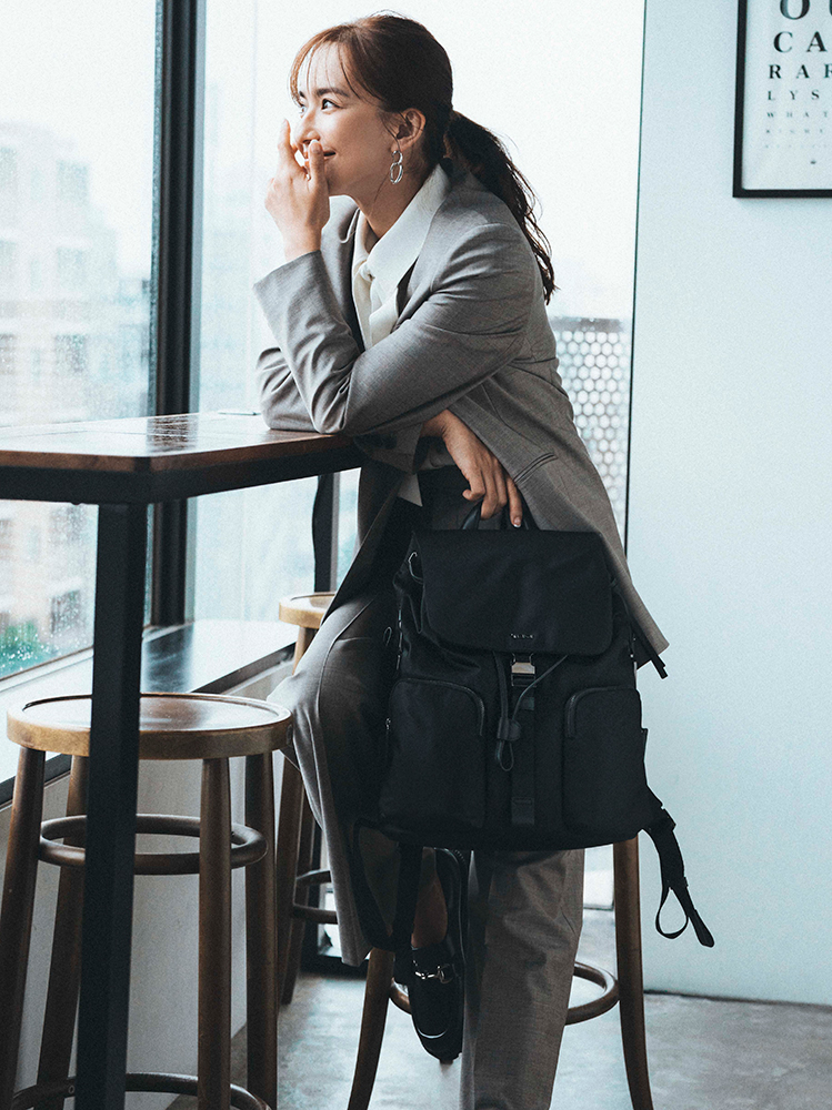 優木まおみさん スーツとリュックのコーデ