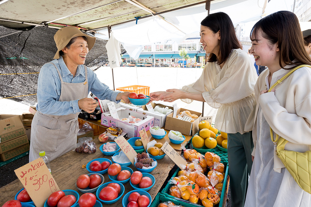 高知の日曜市で会話している店員と客