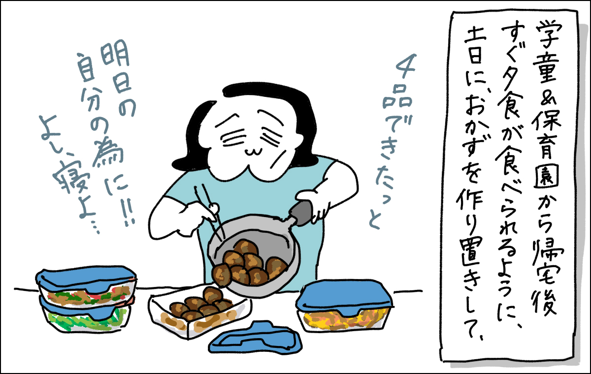 おかずをタッパーに詰める女性