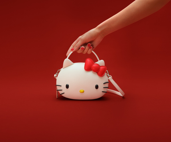 ▲HELLO KITTY x kate spade new york 3D crossbody￥77,000