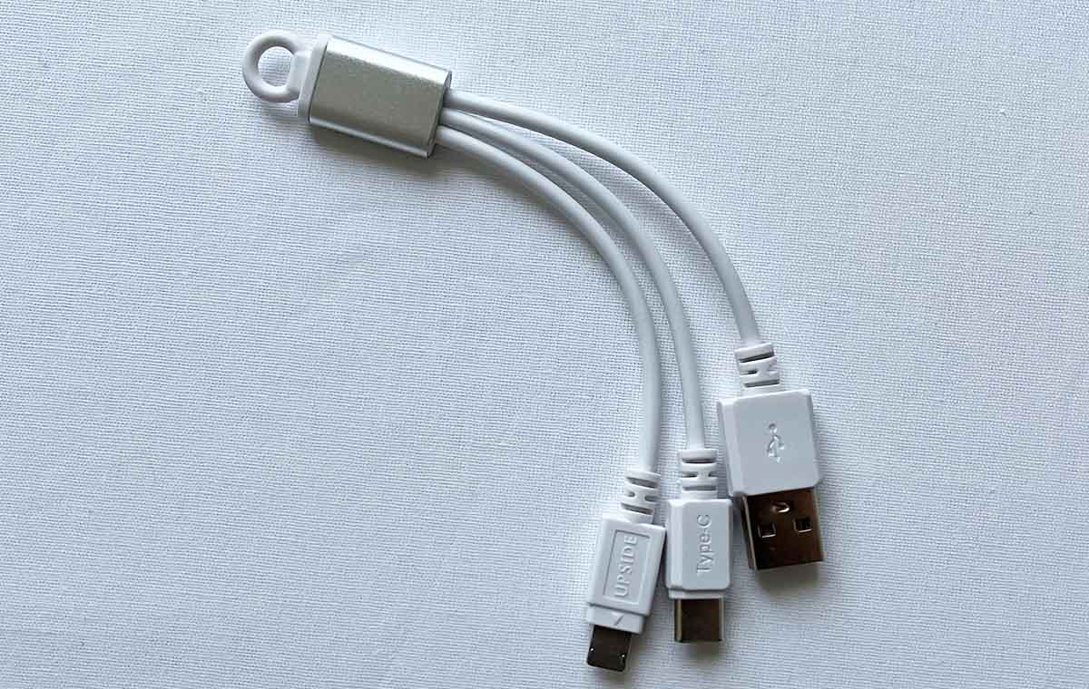 ダイソーの「3in1cable」