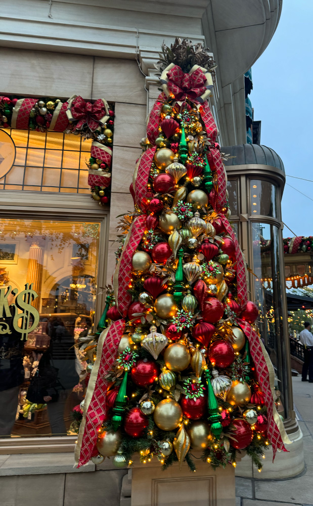 ショップ前のクリスマスツリー