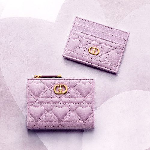 ▲（上から）Dior Jolie Freesia カードホルダー￥63,000 新ライン「ディオール ジョリー」から登場したカードケース。CDシグネチャーのアクセントに添えられたレジンパールが上品。 Dior Jolie Dahlia ウォレット￥110,000 コンパクトながらしっかり中身が収まる二つ折りウォレット。上記のカードケースをはじめ、「ディオール ジョリー」の他のアイテムとコーディネートを楽しめます。