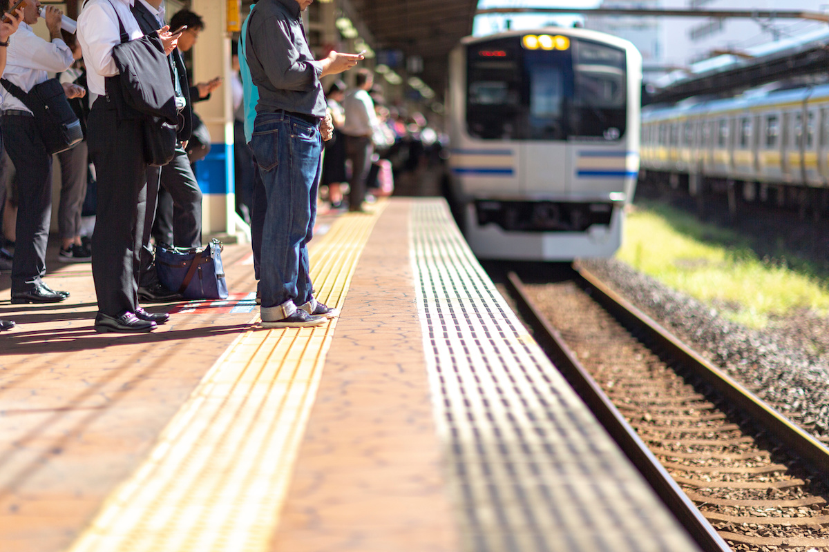 電車　混雑　通勤　ラッシュ　早朝　残業　女性　痴漢　犯罪　列　在宅　非常停止　ボタン