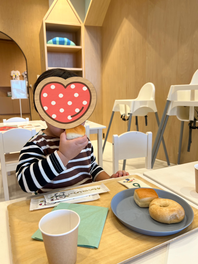 カフェで食事をする子供の写真