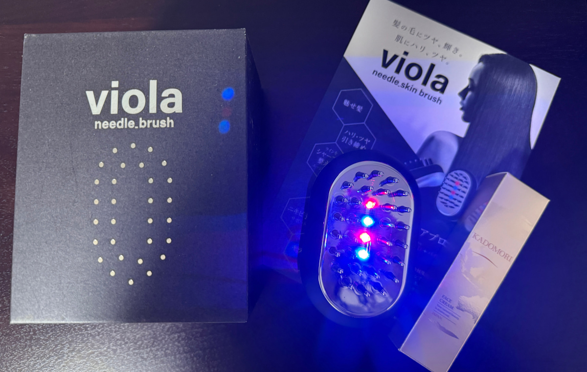 スイッチを入れた状態のviola〜needle_skin brushと美容液の写真