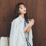 白ジャケットを着た女性