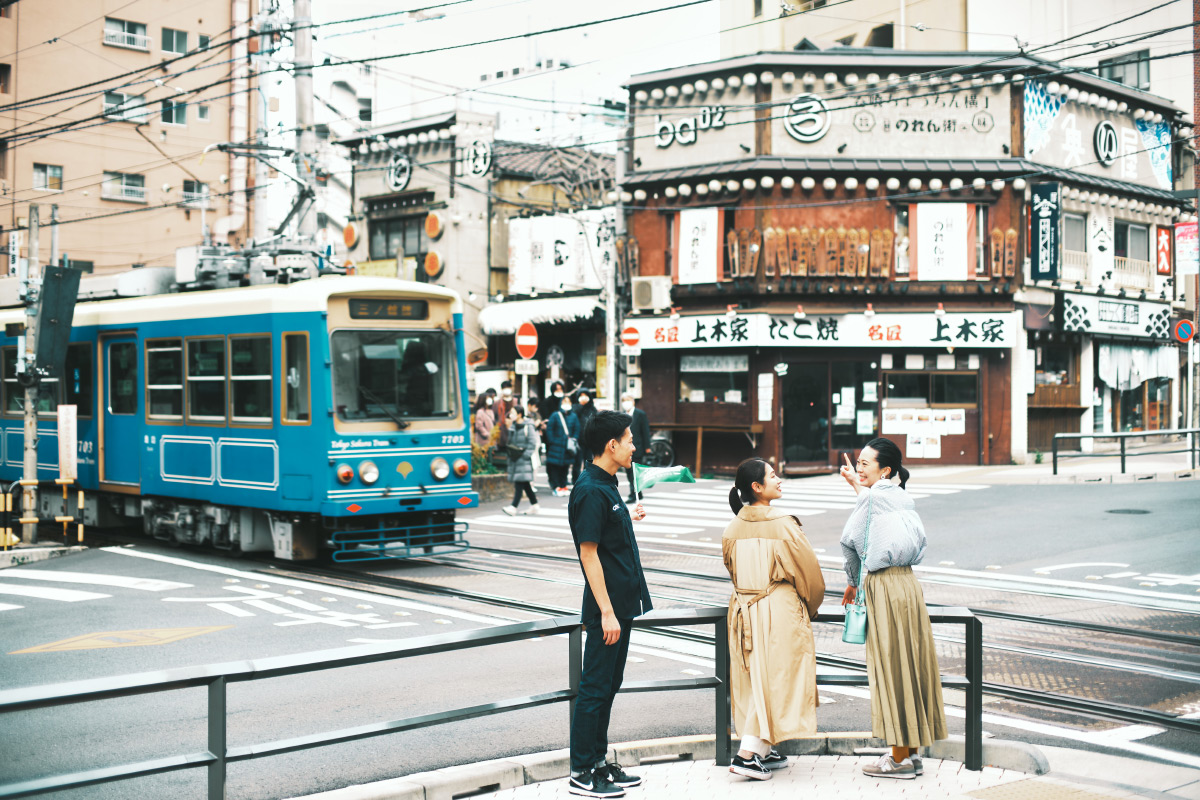 大塚駅周辺を散策している人々