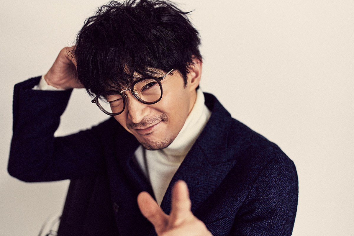 津田健次郎さん メガネを変えた様子