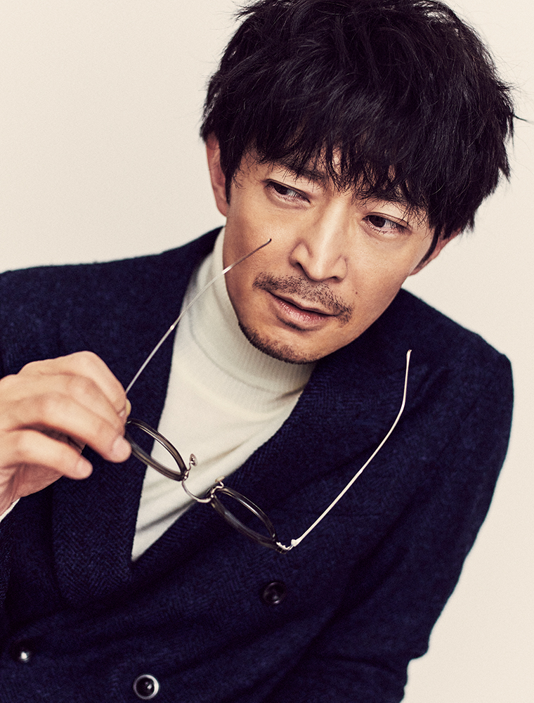 津田健次郎さん メガネを外す仕草