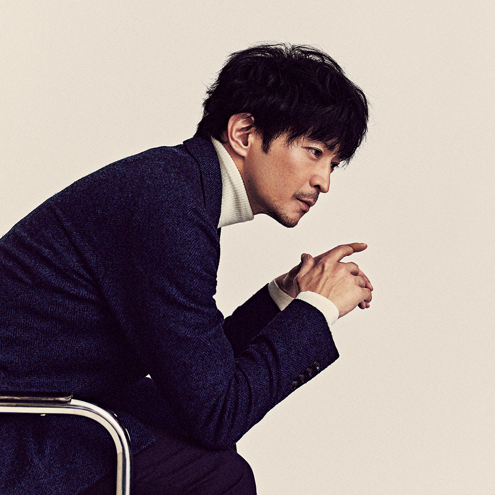 津田健次郎さん 座ったサイドからのショット