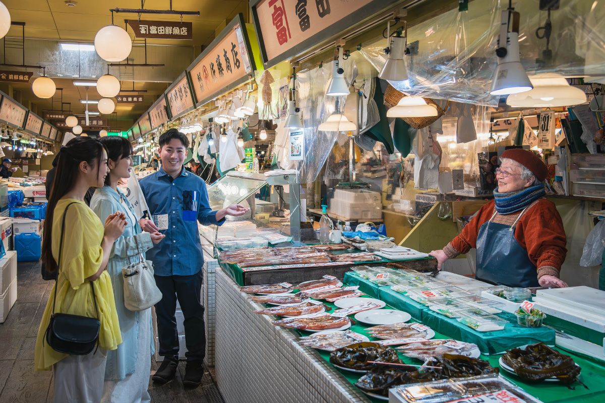 はこだて自由市場で会話をする人々