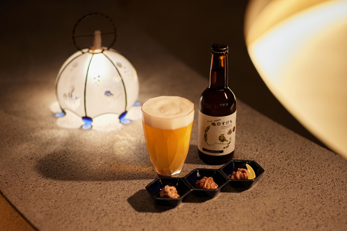 ビールグラスとビン、おつまみ