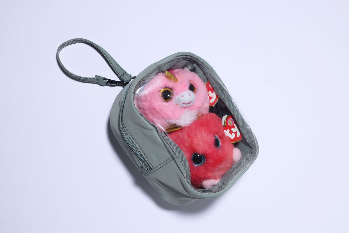 無印良品 吊るせるコレクションポーチにTyのぬいぐるみを詰めた様子