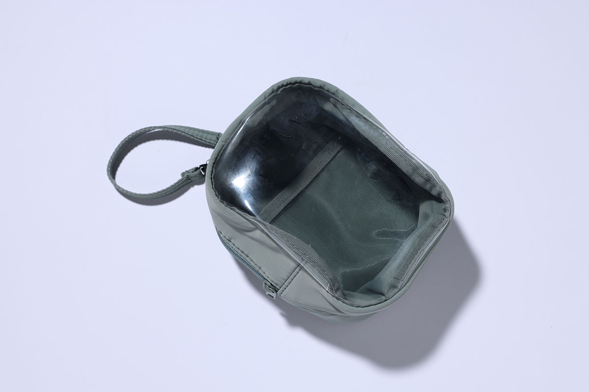 無印良品 吊るせるコレクションポーチ モスグリーン